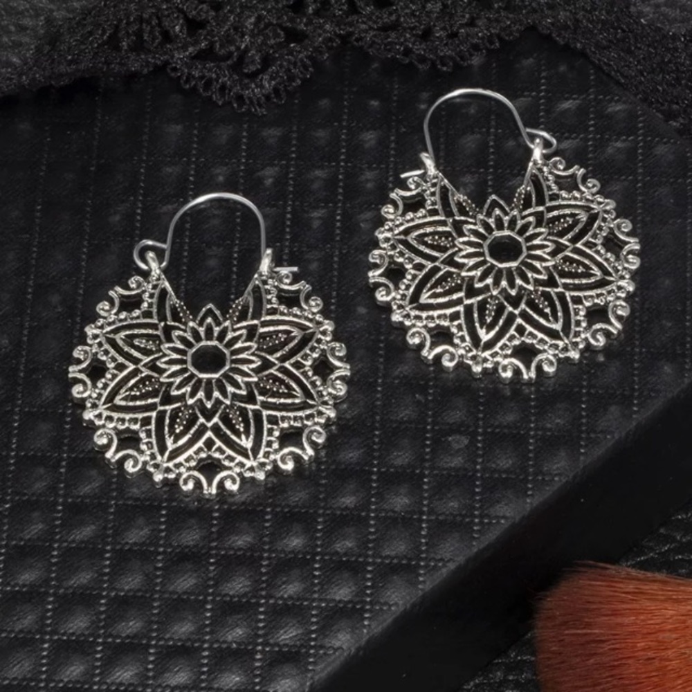 Boho antiqued flower earrings - Picture 7 of 10